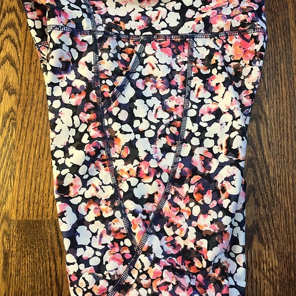 💐LIKE NEW OLD NAVY FESTIVE FLORAL ACTIVE WEAR SET!💐 - Picture 5 of 5